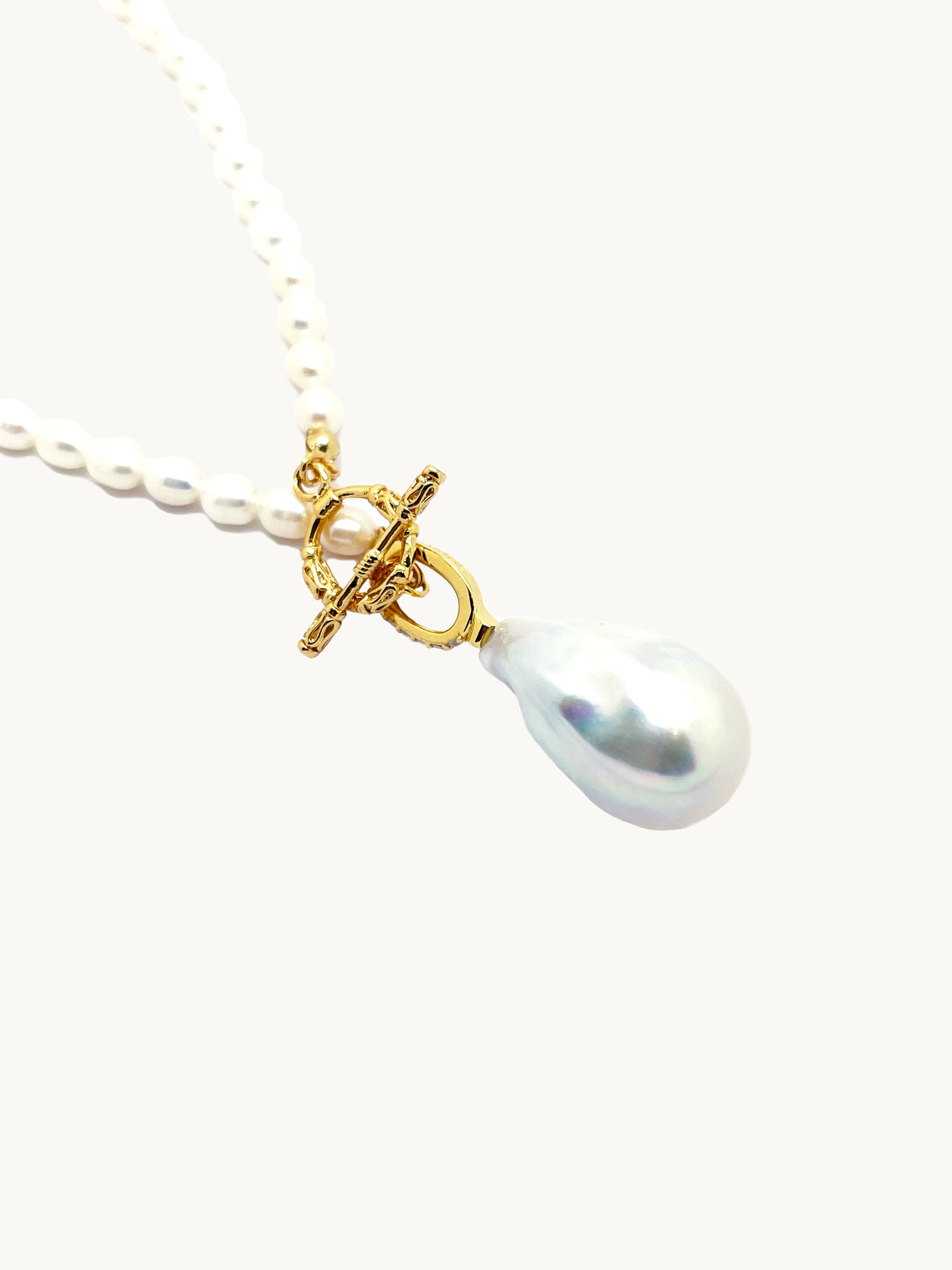 White Pearl Claw T-Bar Necklace with Yelbow Diamond Pearl